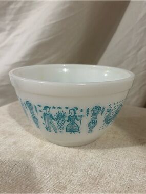 Vintage Amish Butter print Pyrex Bowl #401